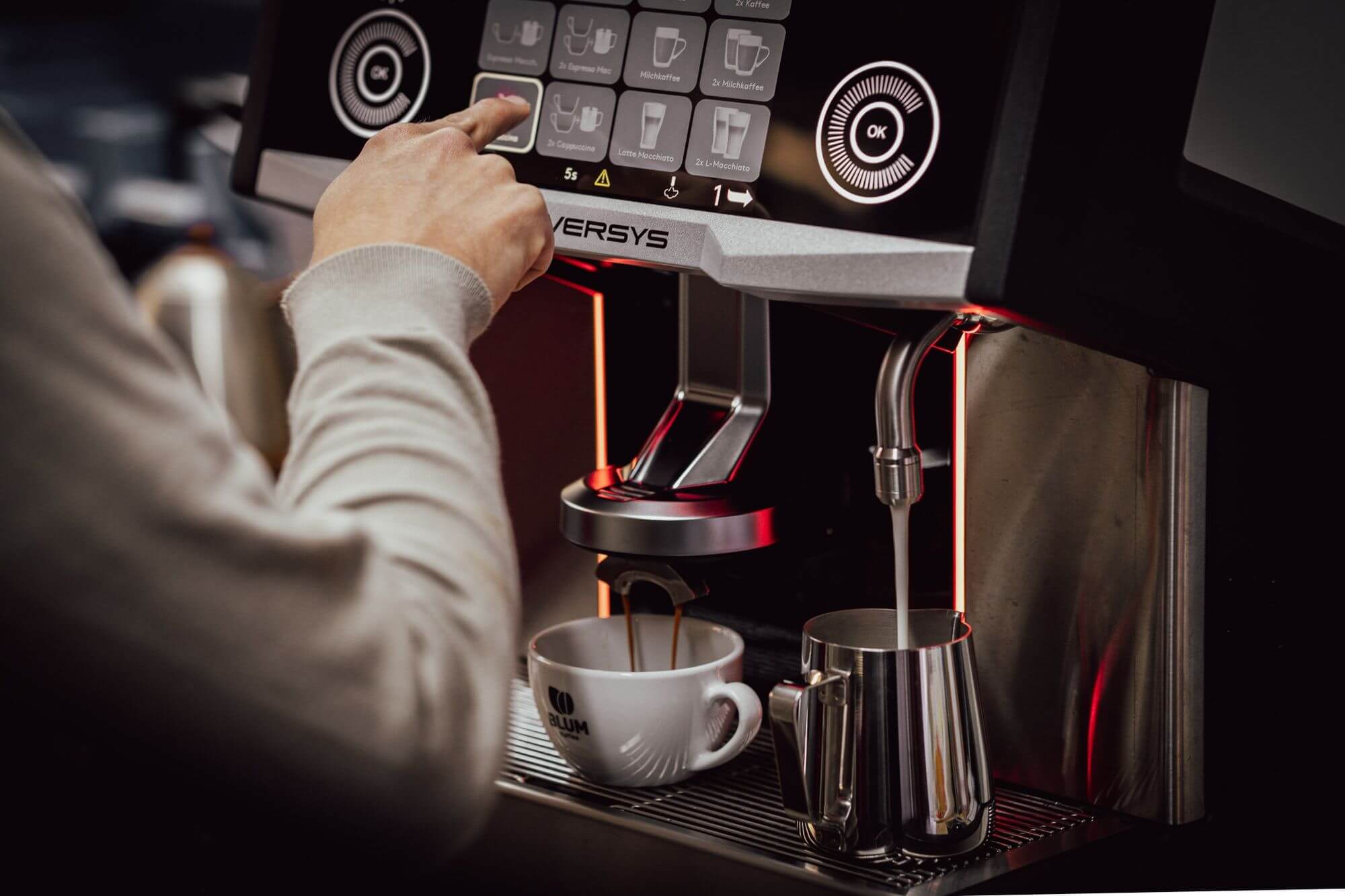 Eversys Cameo preparing espresso beside its milk system